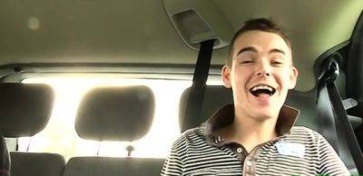 Jock loving gay gets penetrated deep and hard in a car - drtuber.com