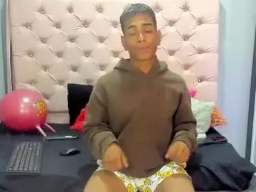 Gay sex chat with andyclouds21 - camgaychat.com - Britain