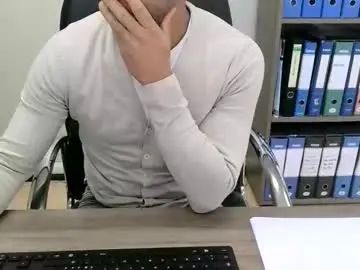 Gay sex chat with evasionee - camgaychat.com - Britain