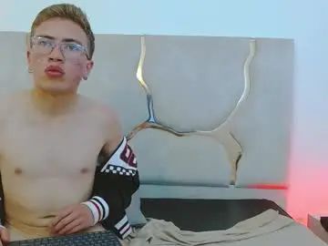 Gay sex chat with blondy_tay - camgaychat.com