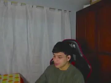 Gay sex chat with lalo_dick - camgaychat.com - Britain