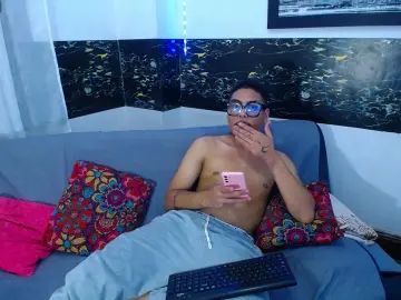 Gay sex chat with LatinWolfBoy - camgaychat.com