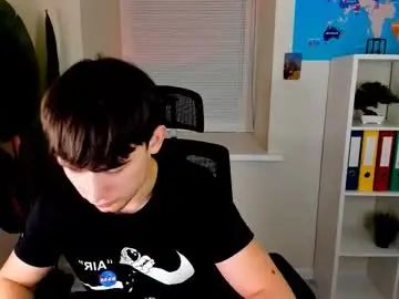 Gay sex chat with alejandro_ellias - camgaychat.com - Britain