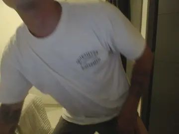 Gay sex chat with alejandro_m1 - camgaychat.com - Britain