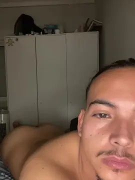 Gay sex chat with Kevinx04 - camgaychat.com - Britain