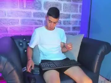 Gay sex chat with damiann20 - camgaychat.com