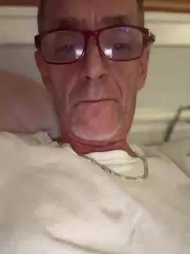 Gay sex chat with RgwellsgeorgeII - camgaychat.com - Britain