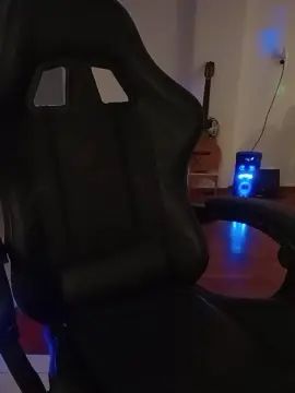 Gay sex chat with Nenelarge69 - camgaychat.com - Britain