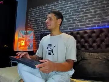 Gay sex chat with richar_98 - camgaychat.com - Spain