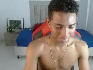 Gay sex chat with enzo_fox777 - camgaychat.com - Britain