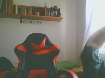 Gay sex chat with Charlie4705 - camgaychat.com - Britain