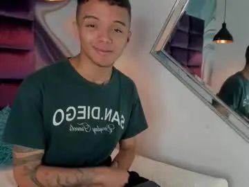 Gay sex chat with david_hero - camgaychat.com - Britain