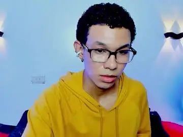 Gay sex chat with ismael_l1 - camgaychat.com - Britain