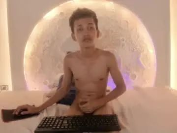 Gay sex chat with _noah19 - camgaychat.com