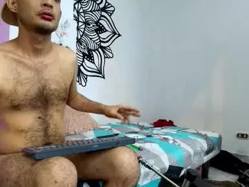 Gay sex chat with alex_wild2 - camgaychat.com - Britain