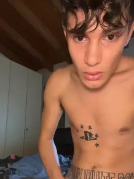 Gay sex chat with AndreaHornyDick - camgaychat.com - Britain