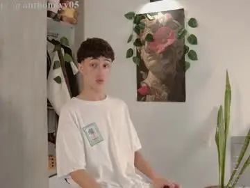 Gay sex chat with anthonny_05 - camgaychat.com - Britain