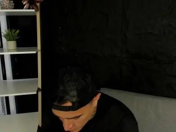 Gay sex chat with LiamDeep - camgaychat.com - Britain