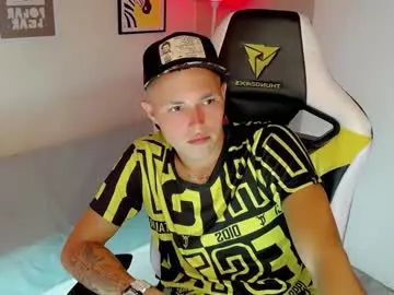 Gay sex chat with bukele_col - camgaychat.com - Britain