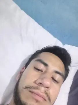 Gay sex chat with RO2026 - camgaychat.com