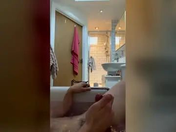 Gay sex chat with thebigcheez1995 - camgaychat.com - Britain