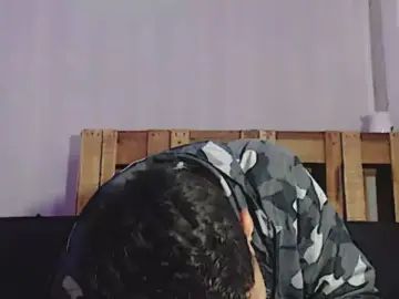 Gay sex chat with Theguyhot77 - camgaychat.com - Britain