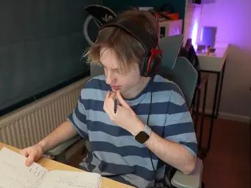 Gay sex chat with Alexycutie - camgaychat.com