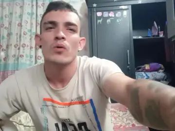 Gay sex chat with Themaykiin18 - camgaychat.com - Britain