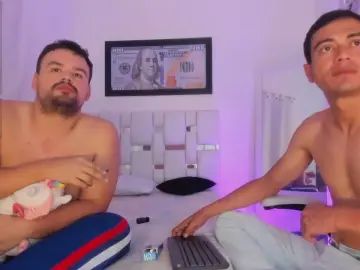 Gay sex chat with lian_and_martin - camgaychat.com
