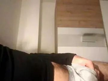 Gay sex chat with SkinnyKlaus95 - camgaychat.com - Britain