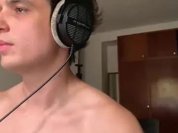 Gay sex chat with johnnydeepinsideyou - camgaychat.com - Britain