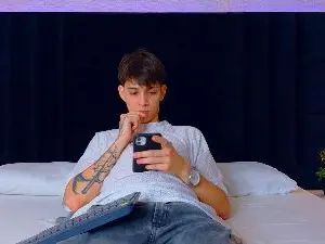 Gay sex chat with LionFoster - camgaychat.com - Britain