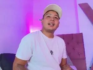 Gay sex chat with Aaron_Kingg - camgaychat.com - Britain