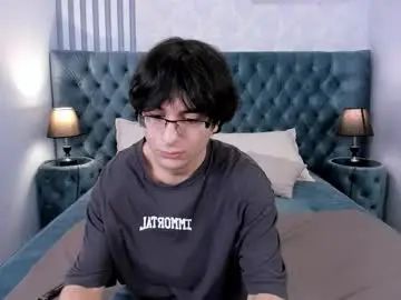 Gay sex chat with nillbev - camgaychat.com - Britain