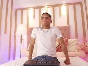 Gay sex chat with kelvin_josue - camgaychat.com - Britain