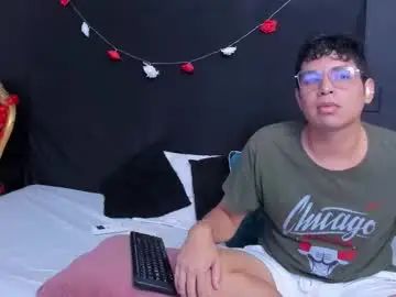 Gay sex chat with ian_yin - camgaychat.com - Britain