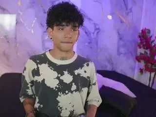 Gay sex chat with noahtravis - camgaychat.com