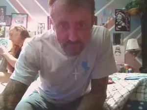 Gay sex chat with HustleNFlo - camgaychat.com - Britain