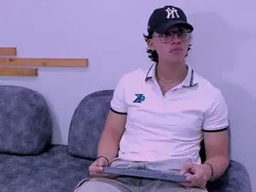 Gay sex chat with axxel_body - camgaychat.com