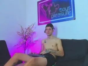 Gay sex chat with alex_boys - camgaychat.com - Britain