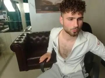 Gay sex chat with kyloeast - camgaychat.com - Britain