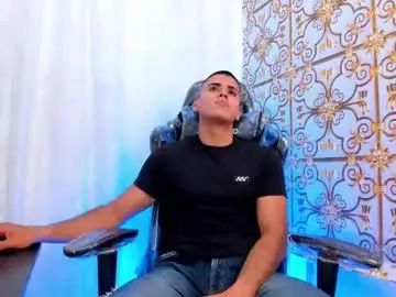 Gay sex chat with noahking18 - camgaychat.com - Britain