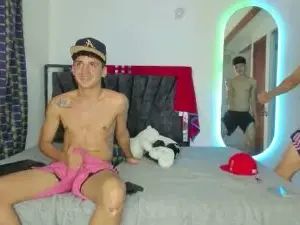 Gay sex chat with paul_tony - camgaychat.com - Britain