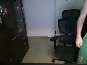 Gay sex chat with defacto2727 - camgaychat.com - Britain