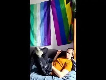 Gay sex chat with linushugebttm420 - camgaychat.com - Britain