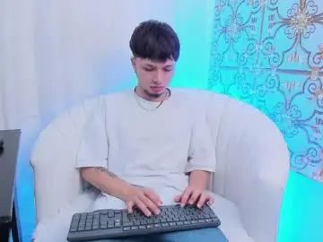 Gay sex chat with newdannii - camgaychat.com - Britain